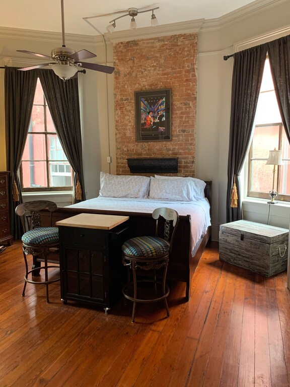 FRENCH QUARTER FAVORITE/WITH FREE PARKING /KING SIZE BED