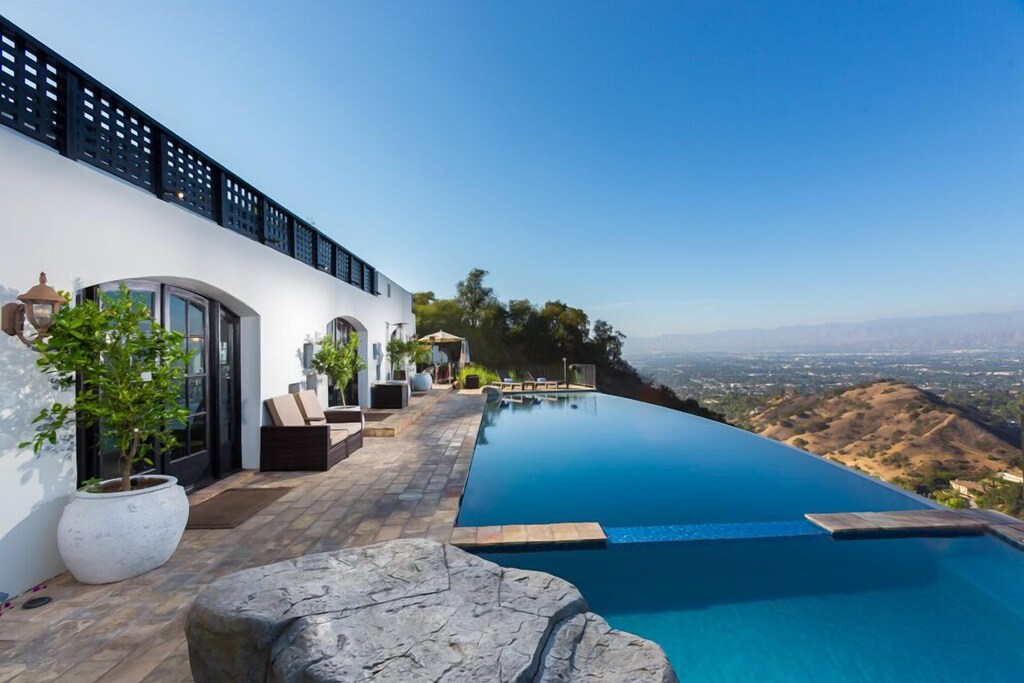 hotels with infinity pools in los angeles | fabulous property for a large group