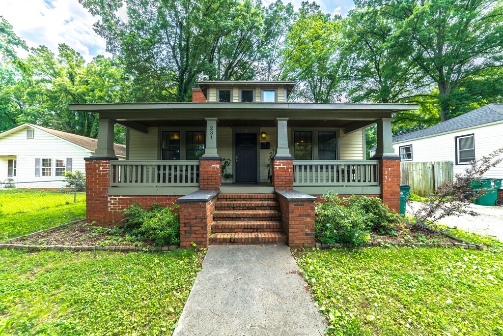 tasteful one-bedroom for four near spectrum center