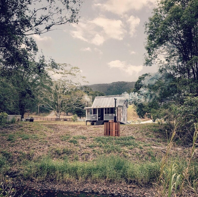 vintage one-bedroom cabin with creek views