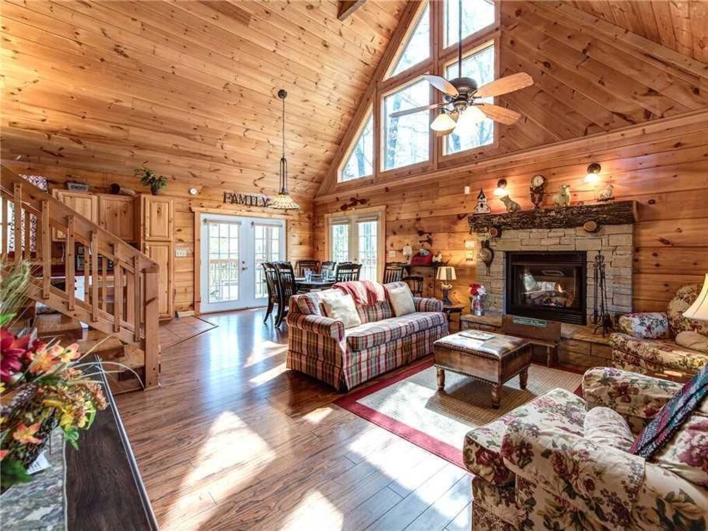 Lazy Cub Lodge Three Bedroom Cabin Pigeon Forge