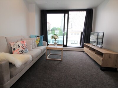 Brand New 2 Bedroom Apt Close To Harbour Connect 401
