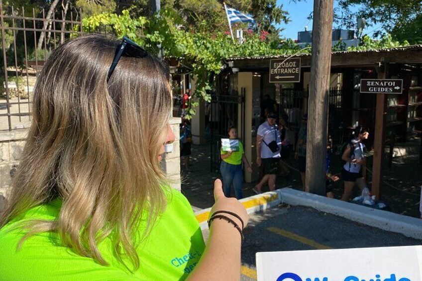WeGuide check-in operator at Knossos palace 