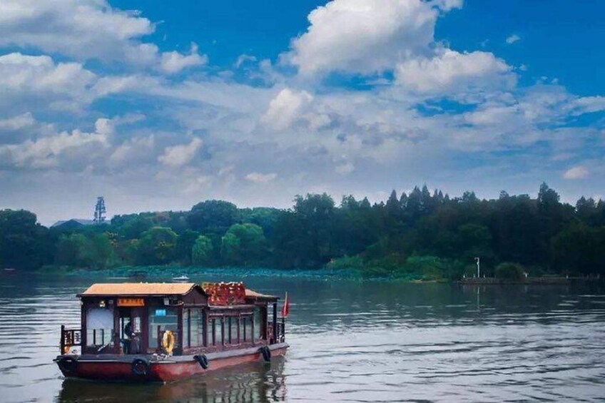 4 hours Walking tour to Wuhan Yellow crane tower and Donghu lake with boat trip