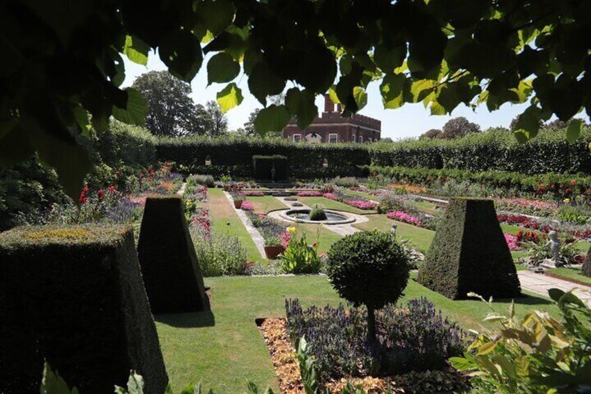 Hampton Court guided tour Full day and High Tea 