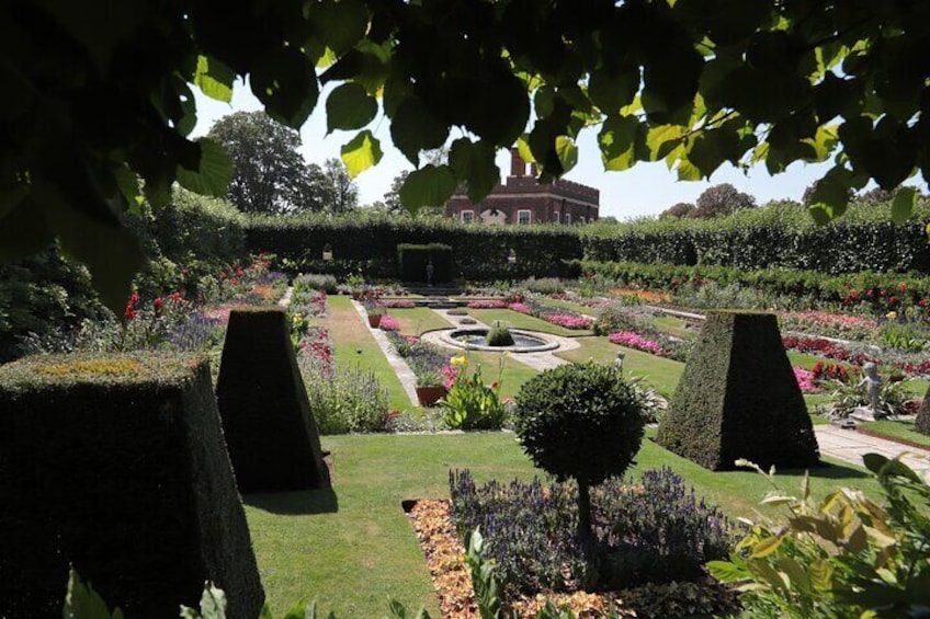 Hampton Court guided tour Full day and High Tea