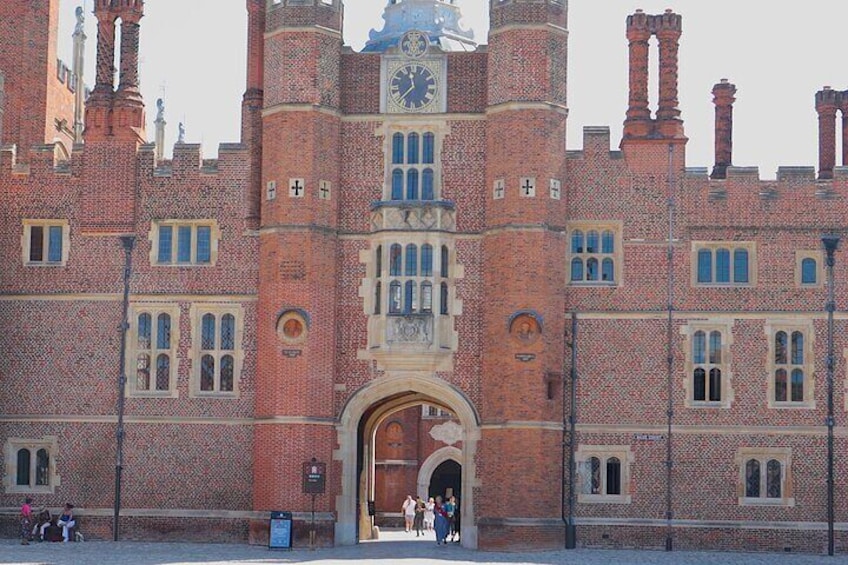 Hampton Court guided tour Full day and High Tea