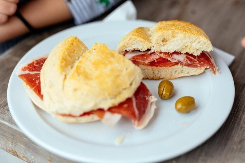 Food and Drink Tastings Tour in Palma with a Local
