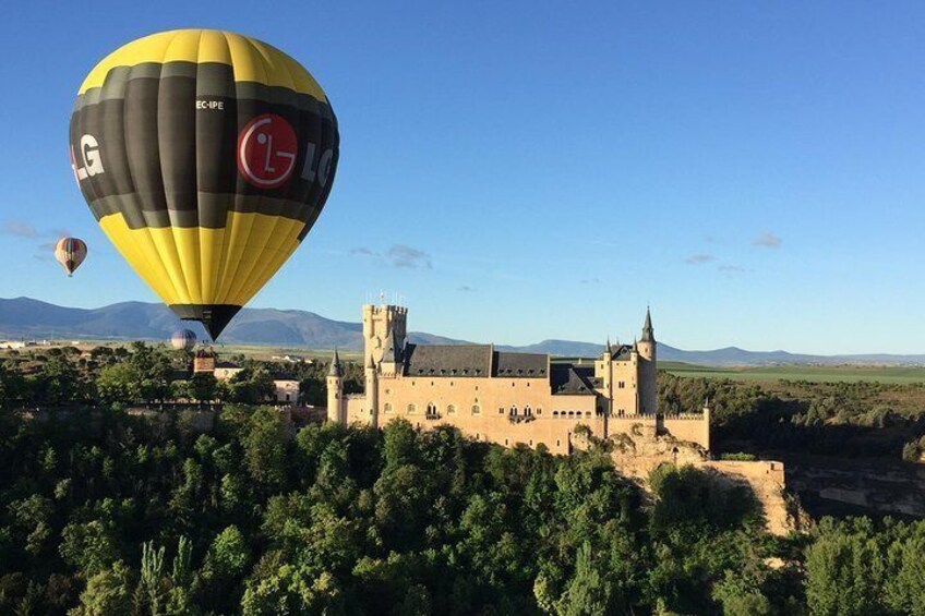 Hot-air balloon over the Alcázar in Segovia