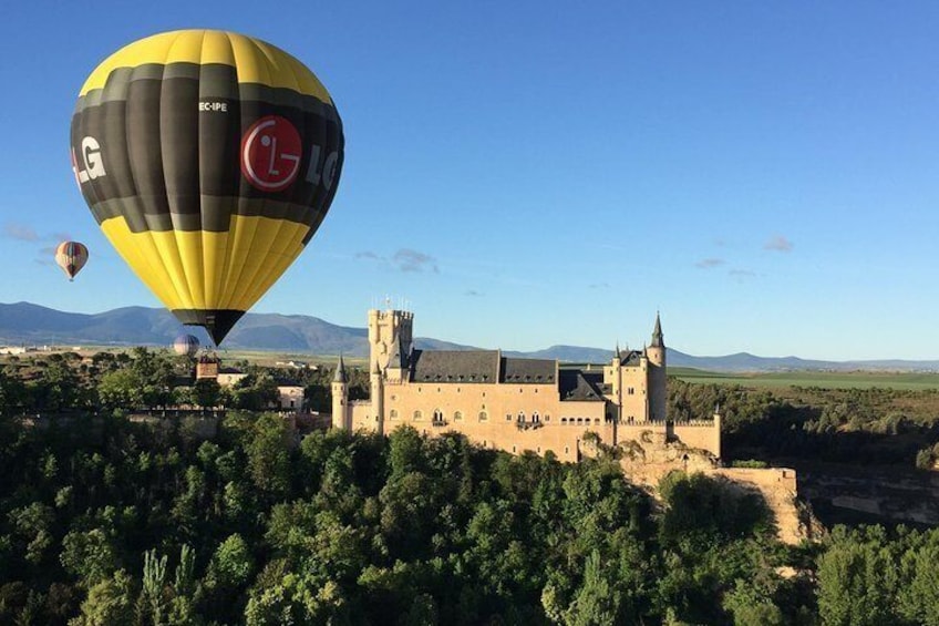 Hot-air balloon over the Alcázar in Segovia