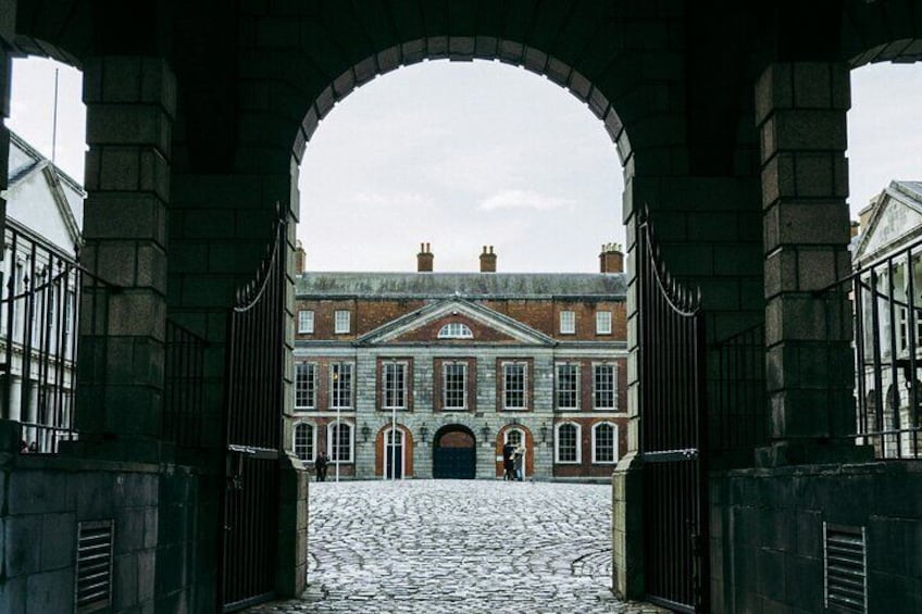 Dublin Book of Kells, Castle and Molly Malone Statue Guided Tour