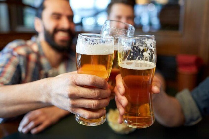 Guests enjoying an included refreshment after a Sightseeing and Serial Killers Tour
