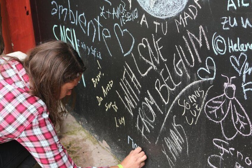 Signing iconic wall in multiple languagues