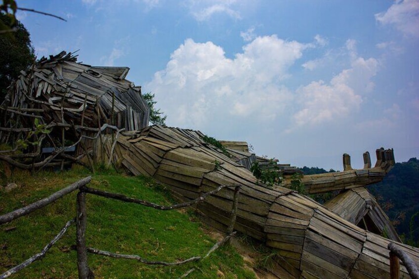 Visiting our Giant friend with the Wooden hand in Altamira
