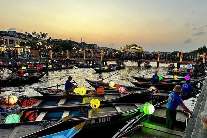 Hoi An Night Market with Hoi an walking Tour , Colourful Lanterns, Boat Ride 