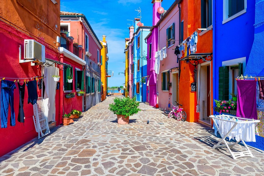 Murano & Burano Islands Guided Small-Group Tour by Private Boat