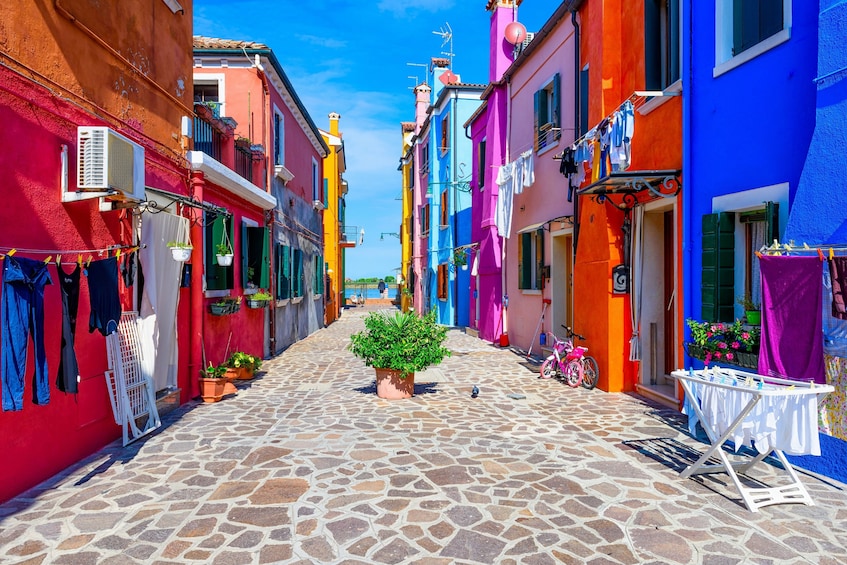 Murano & Burano Islands Guided Small-Group Tour by Private Boat