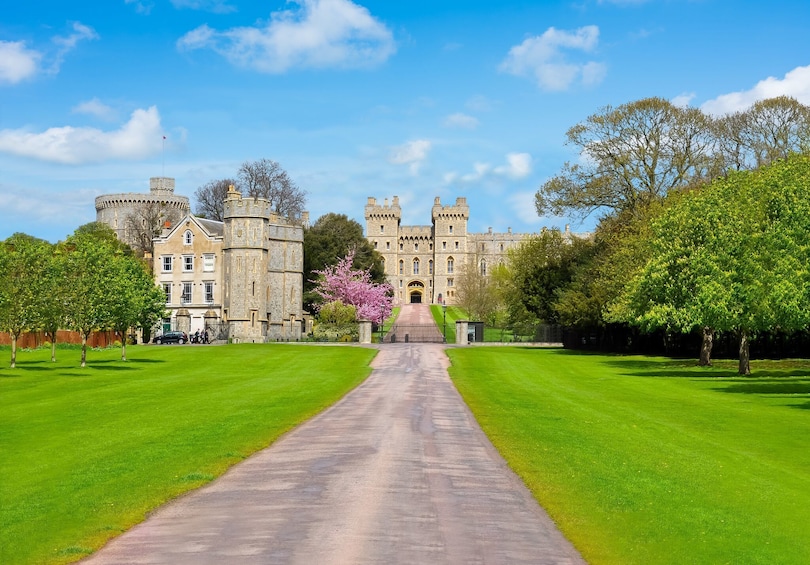 Windsor, Stonehenge, Salisbury & Bath with Admission & Lunch