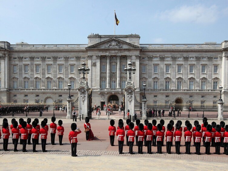 Half-Day London Tour with St.Paul’s Cathedral & Guard Change