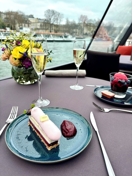 Bateaux Parisiens 3-course-Lunch Cruise on the Seine river