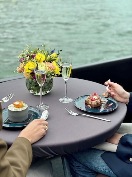 Bateaux Parisiens 3-course-Lunch Cruise on the Seine river