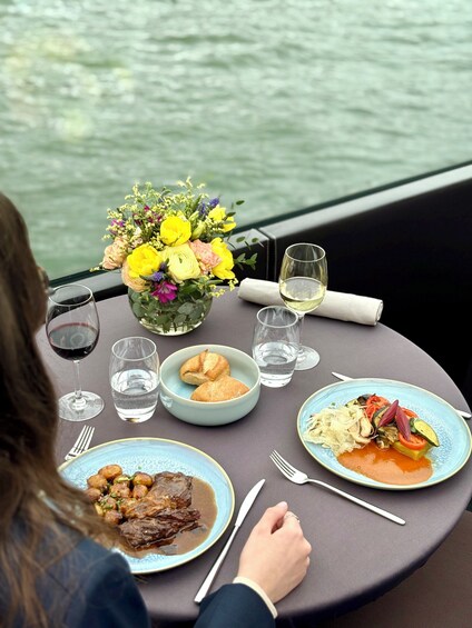 Bateaux Parisiens 3-course-Lunch Cruise on the Seine river