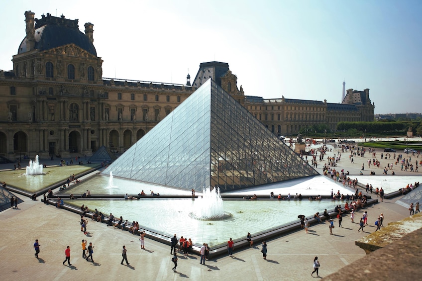 Louvre Museum Masterpieces Fully Guided Tour with Reserved Access 