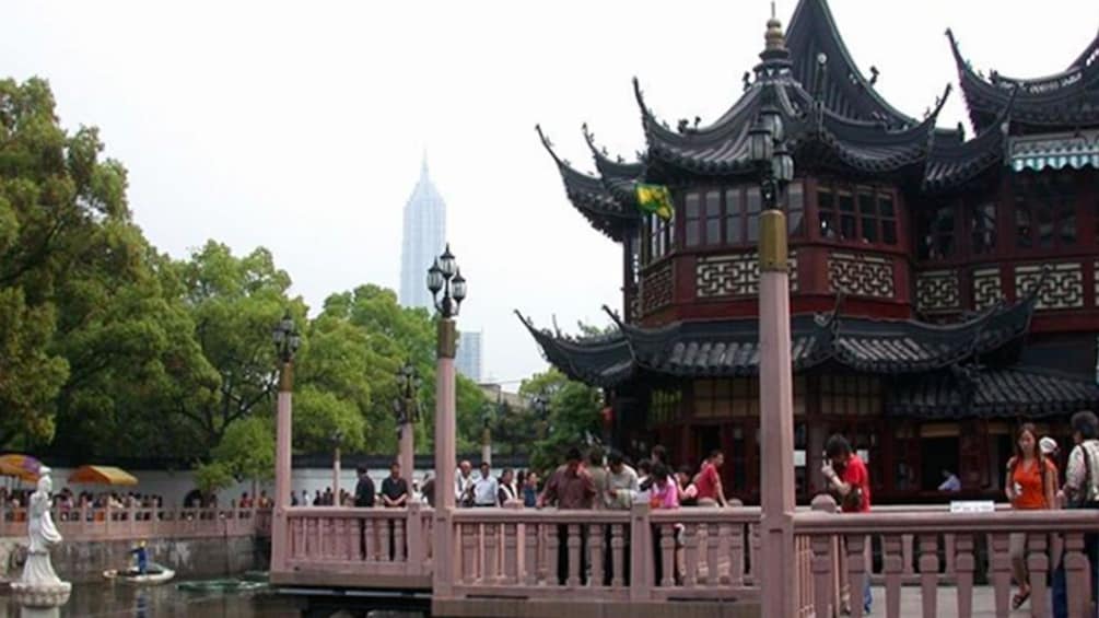 People crowded in front of the Yu Garden in Shanghai 