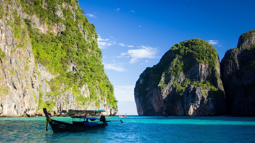 taking a raft to visit the small islands in Phuket
