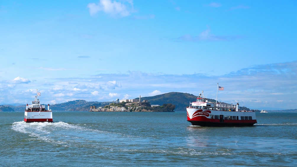 Golden Gate Bay Cruise Service: sail around Alcatraz!