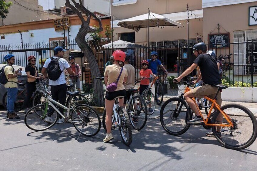 Lima Bike Tour Miraflores - Barranco + Huaca Pucllana!