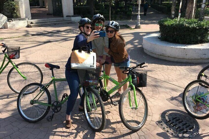 Mexico City Bike and Cultural Tour (DIEGO RIVERA`S MURALS/PAPANTLA FLYERS SHOW)