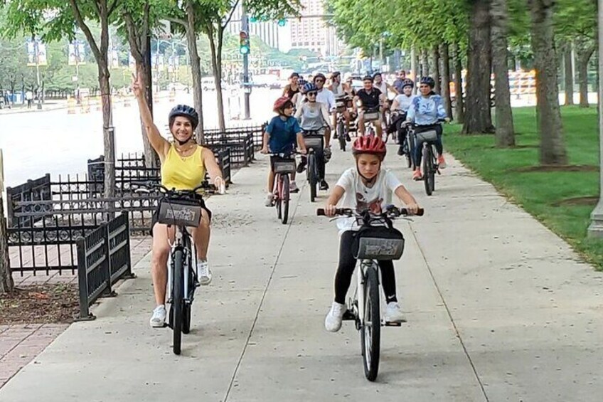Chicago Family Food & Bike Tour with Top Attractions