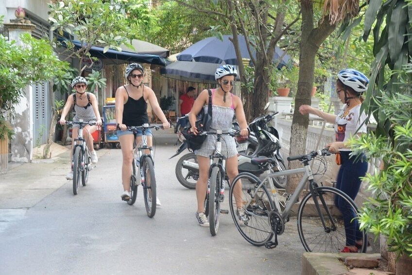 Cycling to Bat Trang Pottery and Thanh Tri Villages