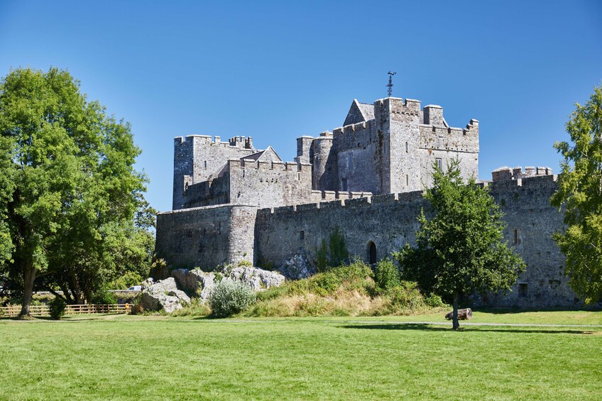 Blarney, Rock of Cashel & Cahir Castles Day Tour From Dublin