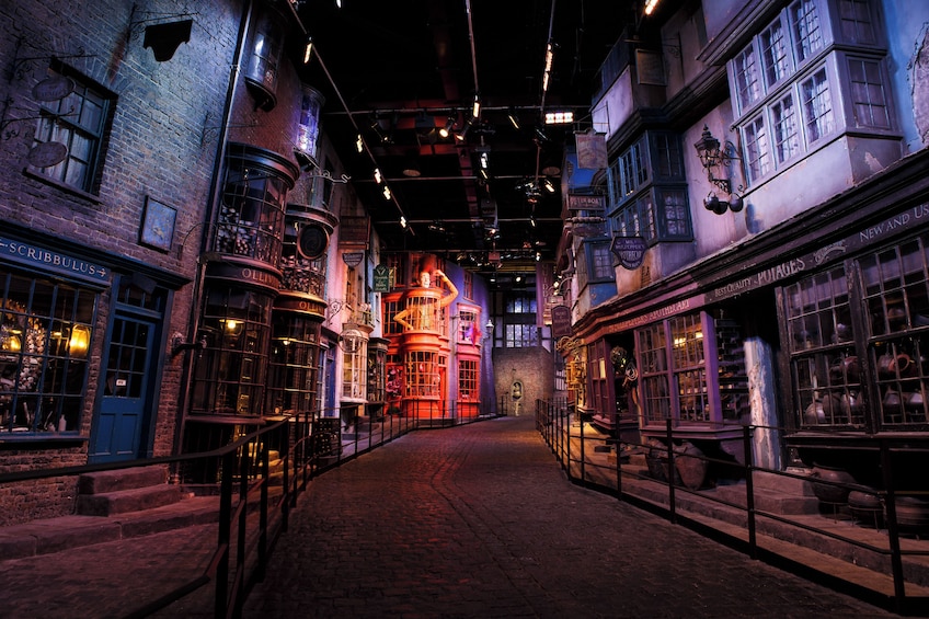 Warner Bros. Studio Tour - The Making of Harry Potter from Central London