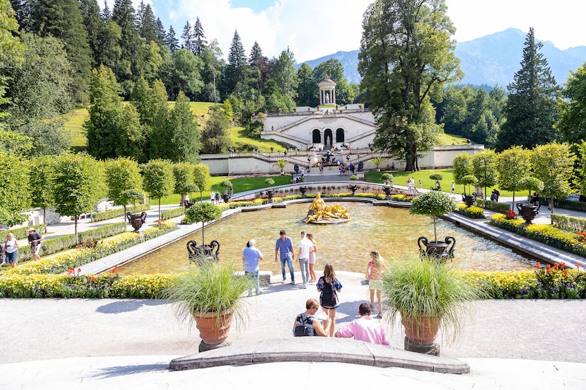 Fast Track Neuschwanstein & Linderhof Full-Day Premium Tour