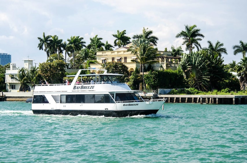 Boat Tour in Miami with a Free Drink