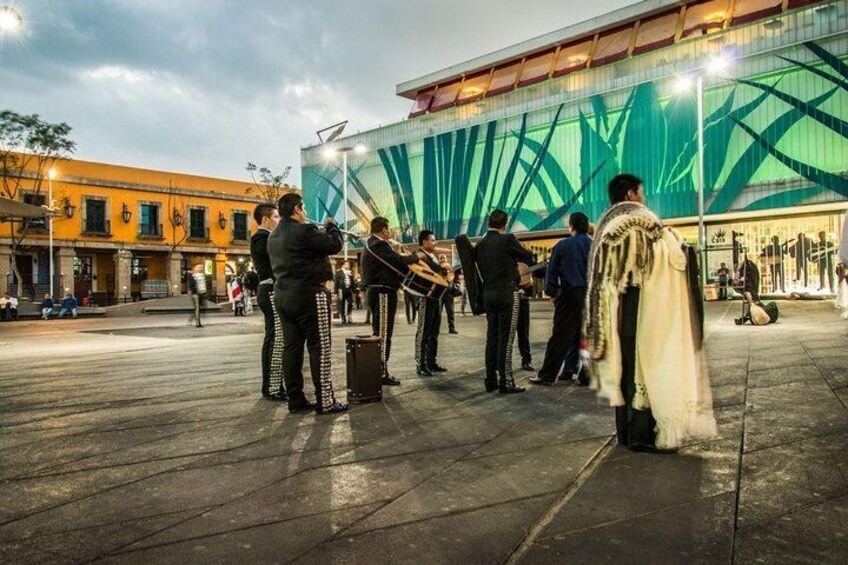 Mariachis Square