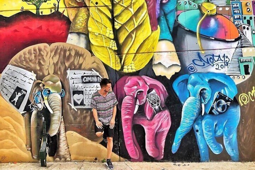 Comuna 13 Graffiti Tour with Street Food