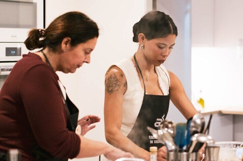 10 Tapas Cooking Class Experience in Madrid with sangría