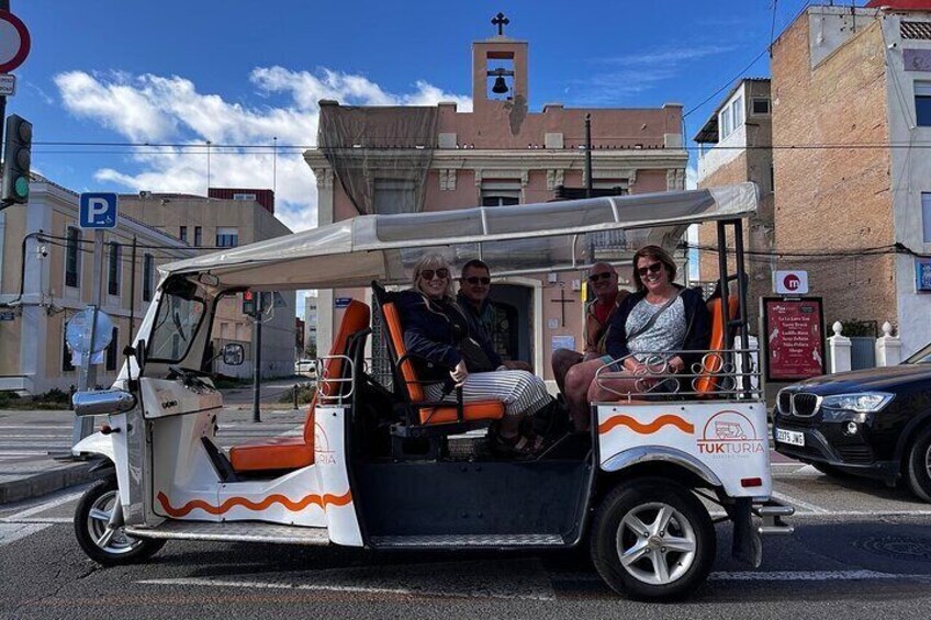 Discover with your friends with Tuk Turia