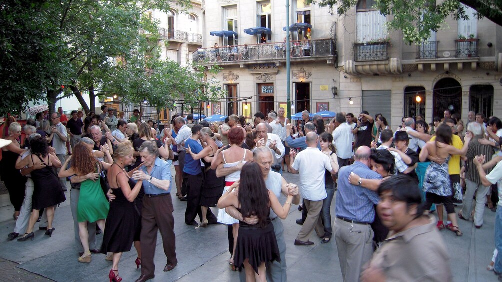 large crowd dancing at an outdoors public space in Argentina