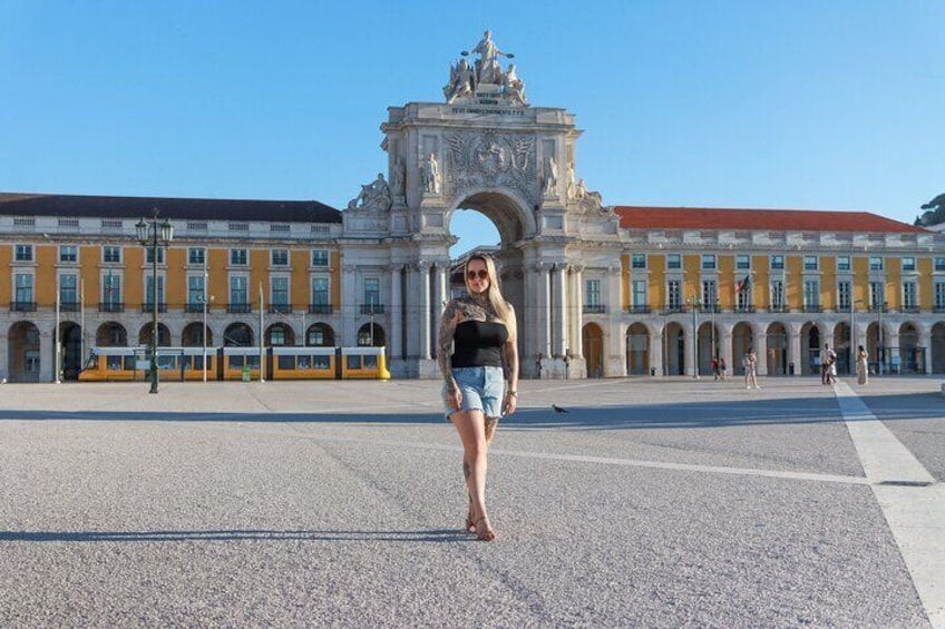 Photoshoot with a Local Professional Photographer in Lisbon