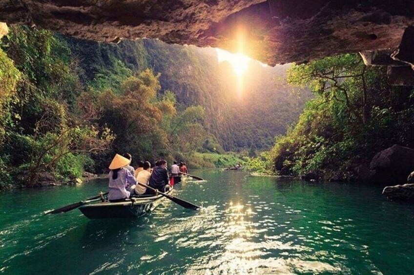 sampan boat trip at trang an