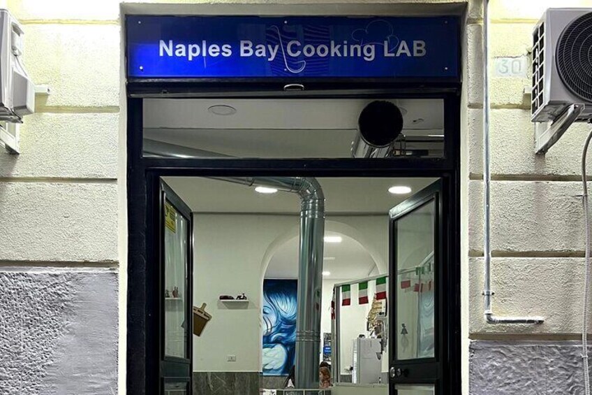 Welcome at The entrance to our Naplesbay Lab via delle Zite 30