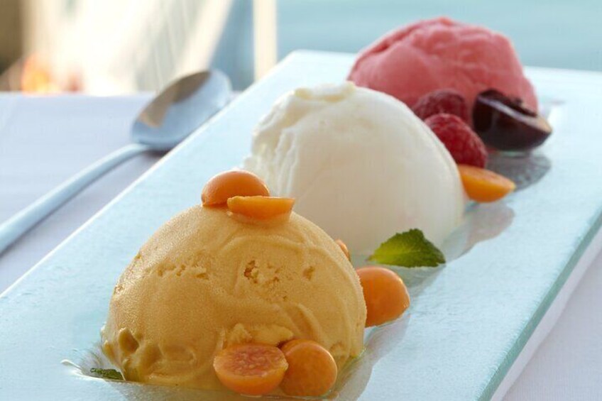 Cruise and Dine Dinner / Cape Town: Sunset Champagne Cruise and 3-Course Dinner