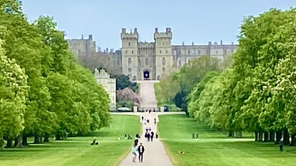 Windsor Castle, Stonehenge & Bath Full-Day Tour with Pub Lunch in Lacock
