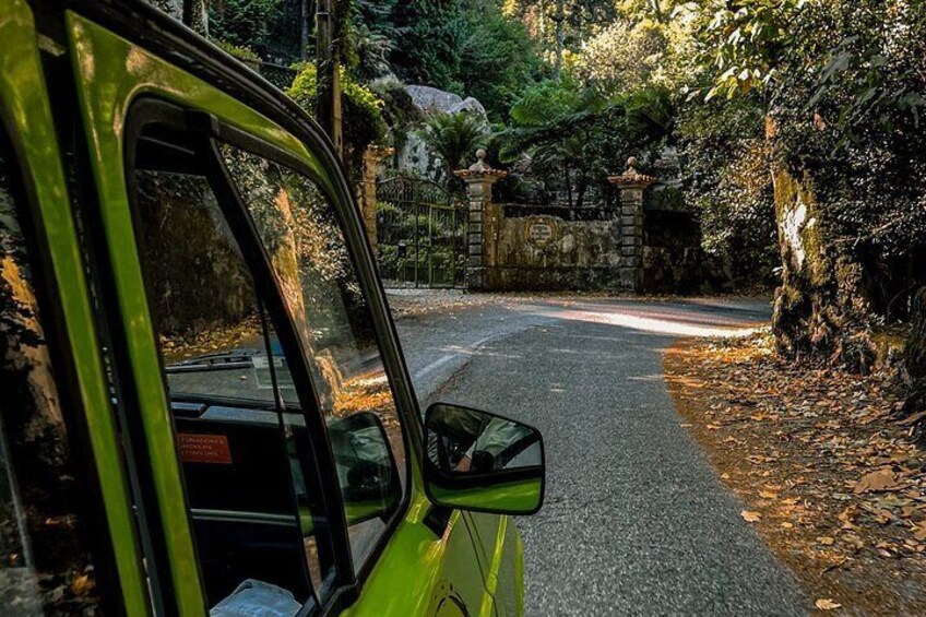 Private Half-Day Tour by Classic Car or Electric jeep in Sintra
