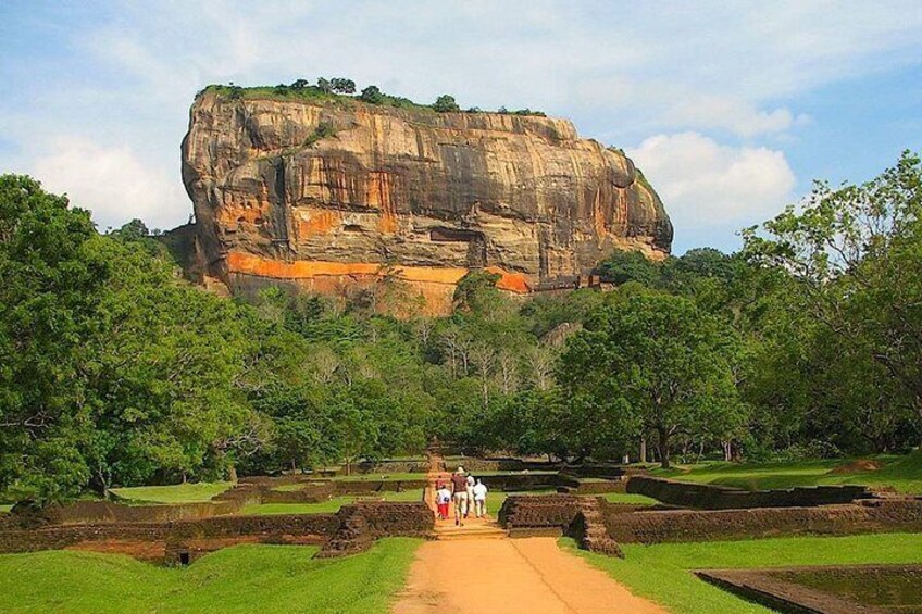 Private Full-Day Guided Tour of Sigiriya and Dambulla